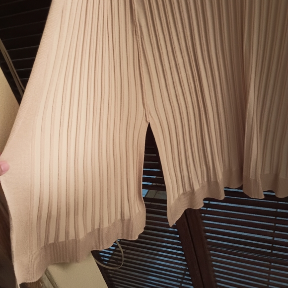 X Large Cocobleu beige cardigan. Small slits on the sides. - Picture 2 of 4